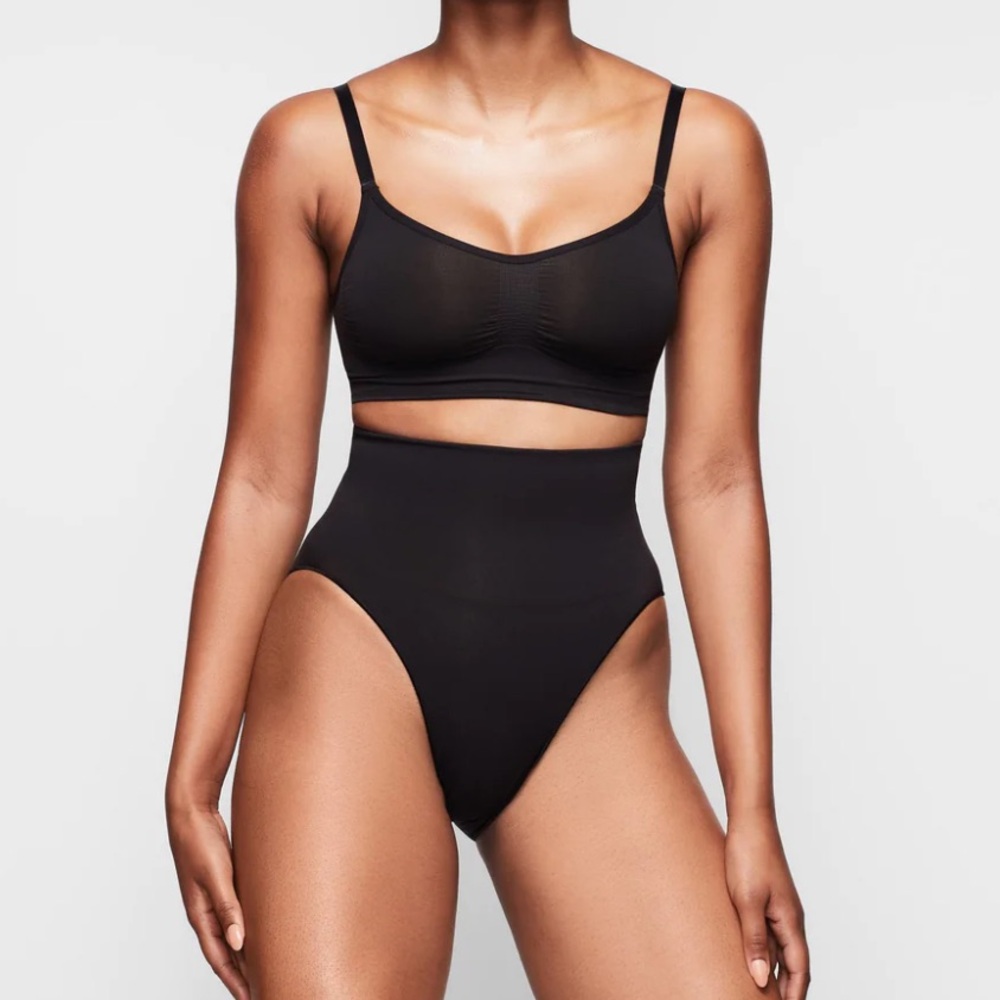 SKIMS Seamless Sculpting Bralette, Black, Size S/M